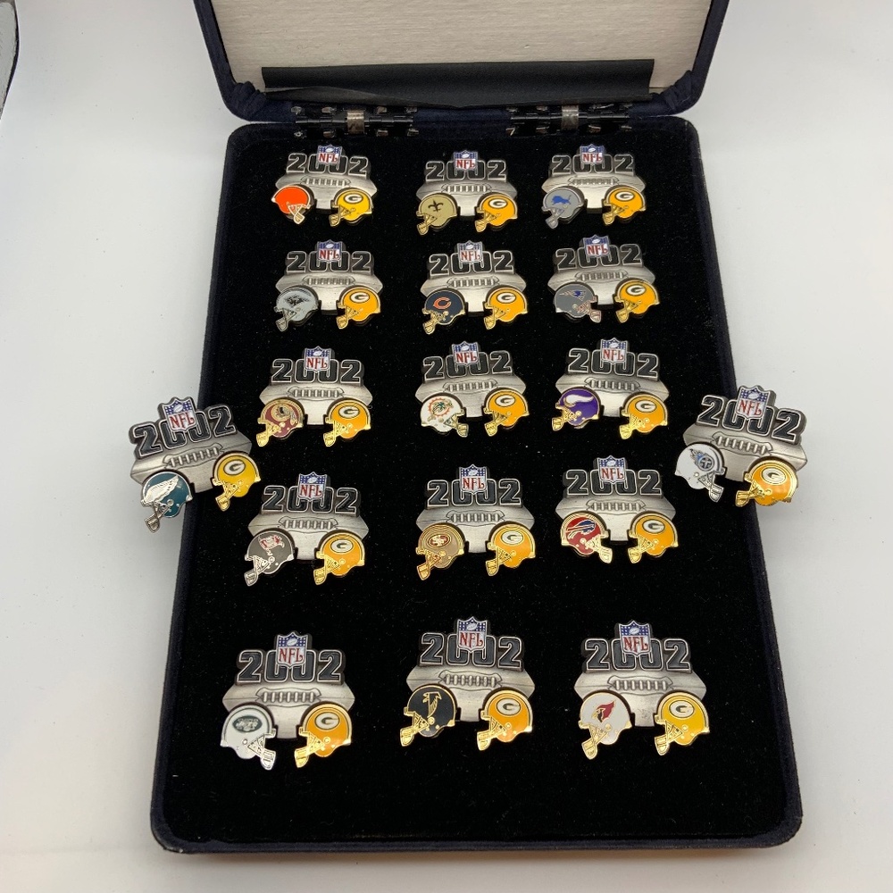VTG NFL 2002 Season Green Bay Packers Collectible Pins & Case Collection of 17!